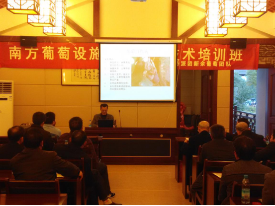 77779193永利官网理学院涂海华副教授在为学员们授课 77779193永利官网理学院涂海华副教授在为学员们授课